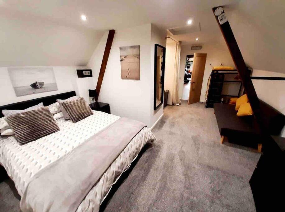 Lovely 1-Bedroom Serviced Apartment In Deal, Kent Exterior photo